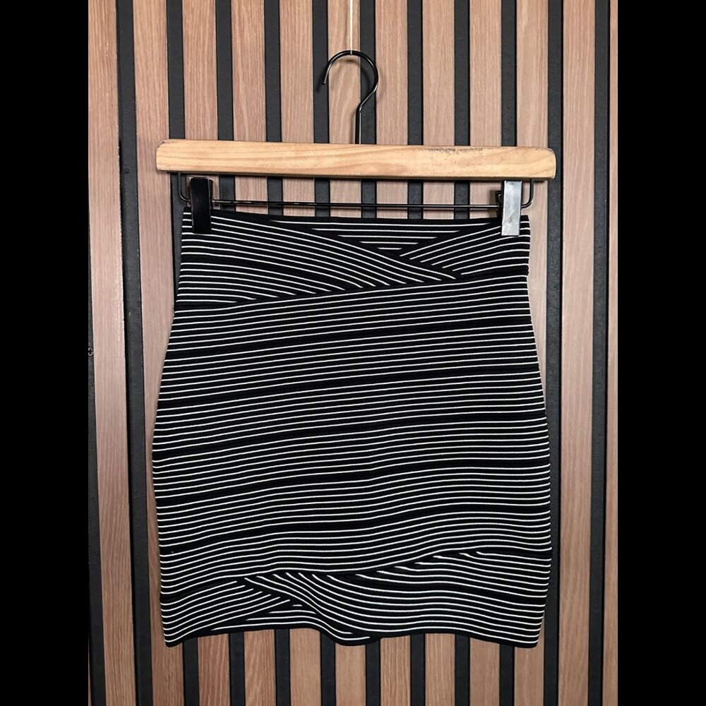 BCBG Maxazria Skirt Small Womens Black White Faux Wrap Striped Mini